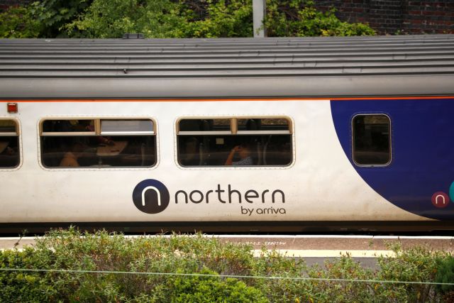 Καν' το αντίθετα από την Ελλάδα: Το Λονδίνο κρατικοποιεί σιδηροδρόμους της βόρειας Αγγλίας - Φωτογραφία 1
