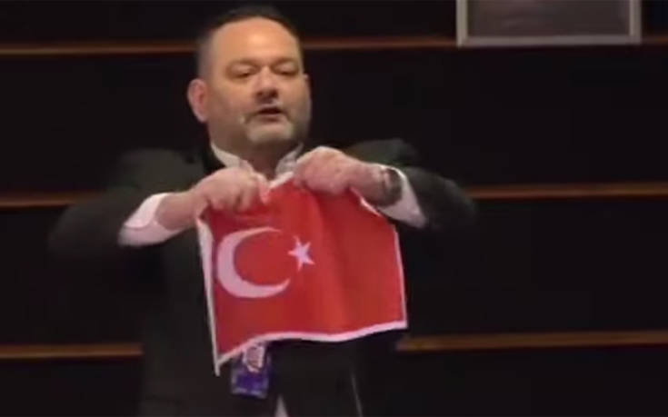 Ο Γιάννης Λαγός έσκισε την τουρκική σημαία στο Ευρωκοινοβούλιο, οργισμένη απάντηση Τσαβούσογλου - Φωτογραφία 1