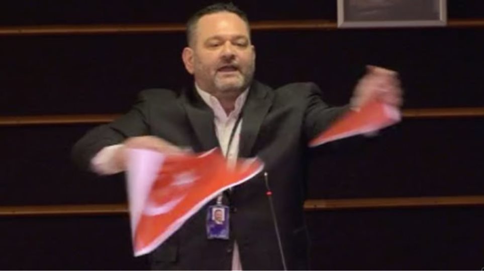 Έσκισε την τουρκική σημαία στο Ευρωκοινοβούλιο ο Λαγός - Απάντησε ο Τσαβούσογλου - Φωτογραφία 1