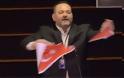 Έσκισε την τουρκική σημαία στο Ευρωκοινοβούλιο ο Λαγός - Απάντησε ο Τσαβούσογλου