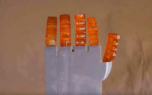 Επιστήμονες δημιούργησαν το πρώτο ρομπότ που «ιδρώνει» και αποβάλλει θερμότητα (Βίντεο) - Φωτογραφία 1