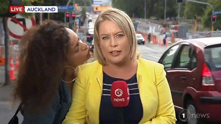 Viral: Η αντίδραση της δημοσιογράφου όταν την φίλησαν κατά τη διάρκεια ζωντανής σύνδεσης (video) - Φωτογραφία 1
