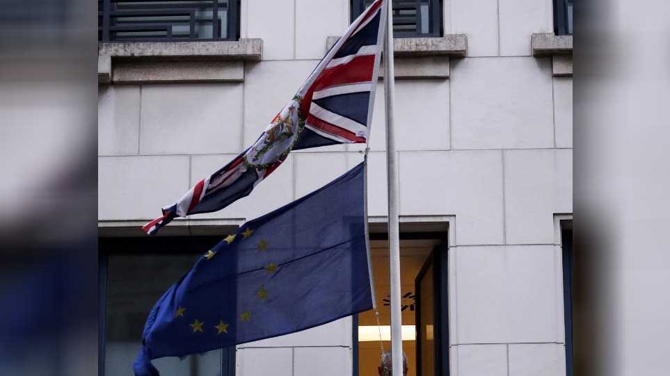 Brexit: Οι Βρετανοί αφαίρεσαν τη σημαία της ΕΕ από την πρεσβεία τους - Φωτογραφία 1