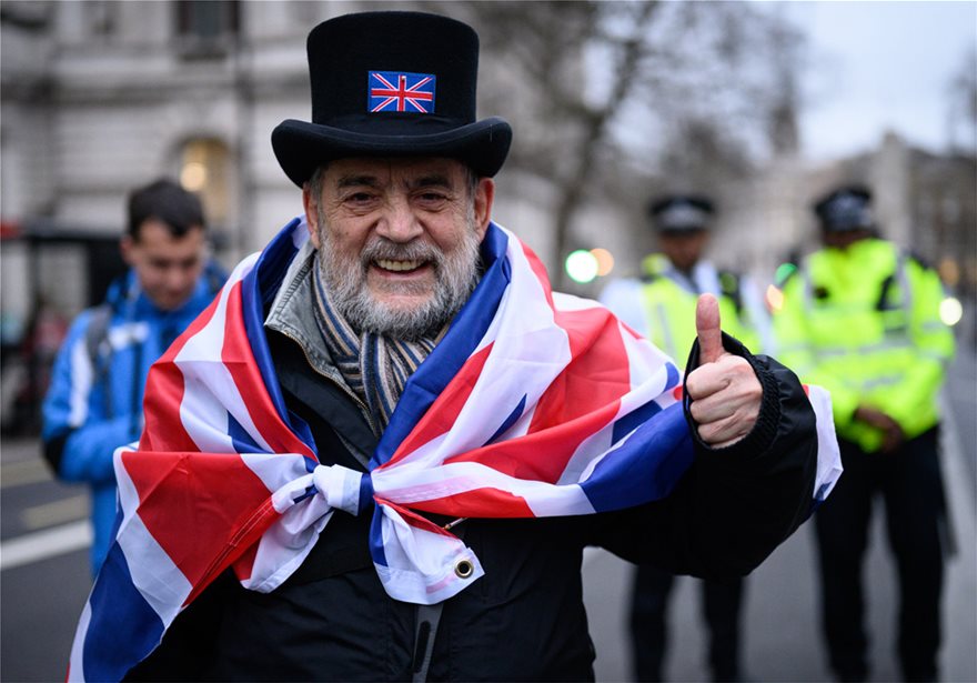 Brexit: «Πάρτι» στους δρόμους με μπύρες και συνθήματα - Γιορτάζουν την έξοδο οι Βρετανοί - Φωτογραφία 3