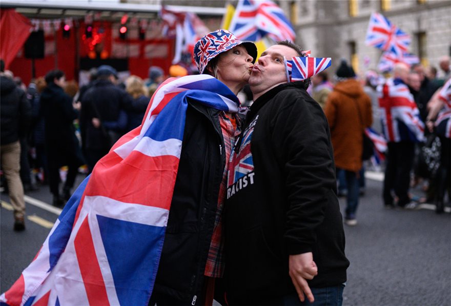 Brexit: «Πάρτι» στους δρόμους με μπύρες και συνθήματα - Γιορτάζουν την έξοδο οι Βρετανοί - Φωτογραφία 4