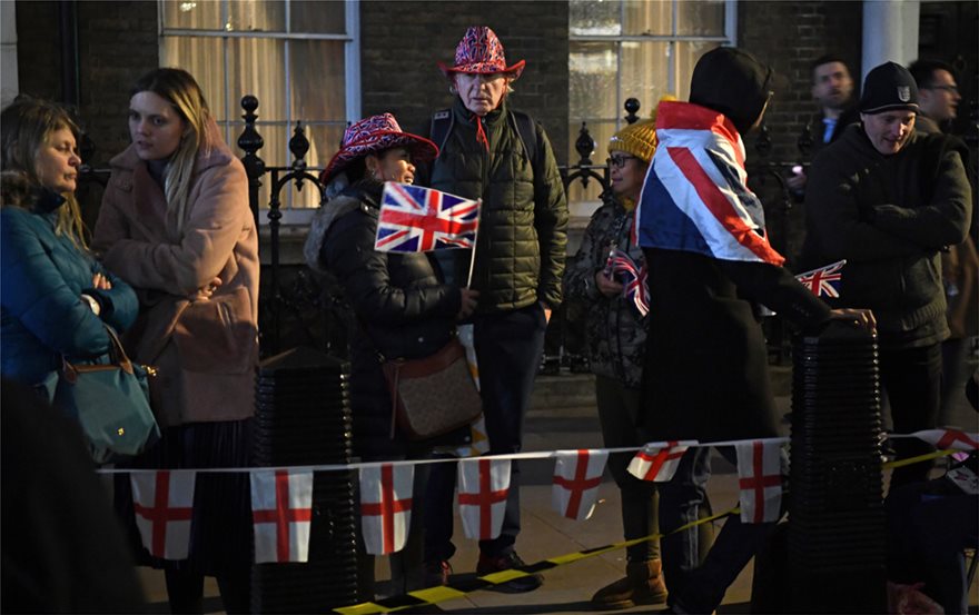 Brexit: «Πάρτι» στους δρόμους με μπύρες και συνθήματα - Γιορτάζουν την έξοδο οι Βρετανοί - Φωτογραφία 5