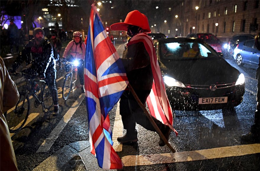 Brexit: «Πάρτι» στους δρόμους με μπύρες και συνθήματα - Γιορτάζουν την έξοδο οι Βρετανοί - Φωτογραφία 6