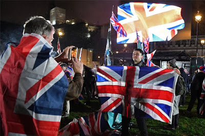 Brexit: «Πάρτι» στους δρόμους με μπύρες και συνθήματα - Γιορτάζουν την έξοδο οι Βρετανοί - Φωτογραφία 4