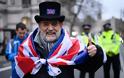 Brexit: «Πάρτι» στους δρόμους με μπύρες και συνθήματα - Γιορτάζουν την έξοδο οι Βρετανοί