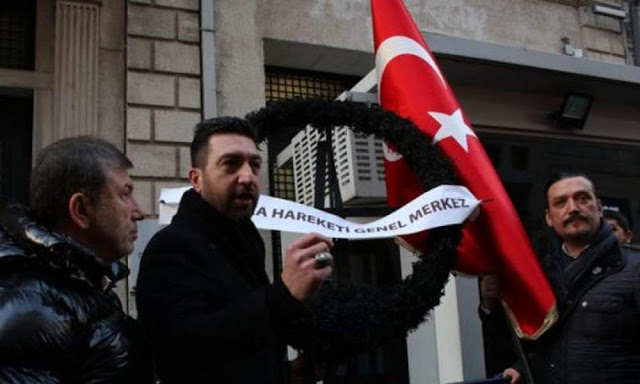 Τούρκοι εθνικιστές έξω από το ελληνικό προξενείο στην Κωνσταντινούπολη επειδή ο Λαγός έσκισε την σημαία τους - Φωτογραφία 1