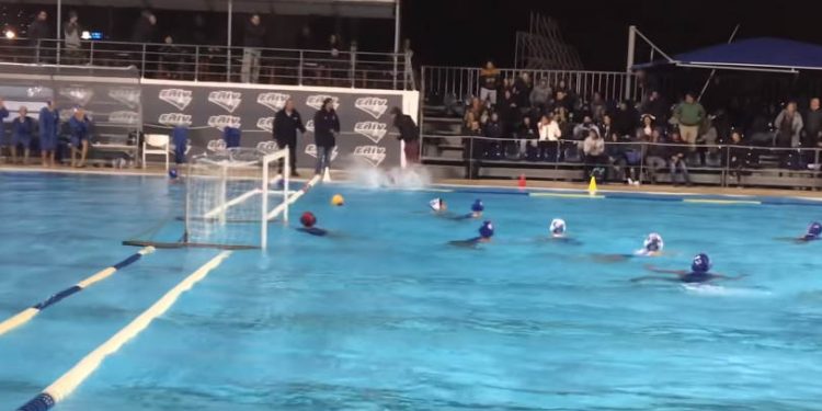 Απίστευτο! Οπαδός έριξε διαιτητή στην πισίνα σε αγώνα πόλο γυναικών! (video) - Φωτογραφία 1