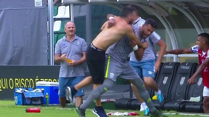 Βραζιλία: Άγριο ξύλο σε ποδοσφαιρικό αγώνα -Παίκτης κλώτσησε οπαδό στο κεφάλι (video) - Φωτογραφία 1