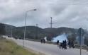 ΕΚΤΑΚΤΟ: Επεισόδια με φωτιές και χημικά σε πορεία μεταναστών στη Λέσβο