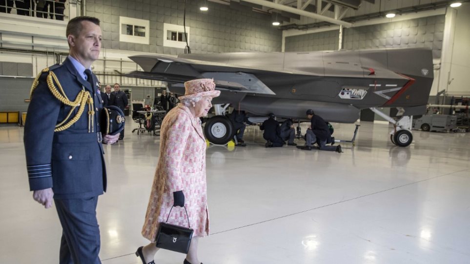 Η βασίλισσα Ελισάβετ επισκέφθηκε αεροπορική βάση και επιθεώρησε τα νέα μαχητικά F-35 - Φωτογραφία 1