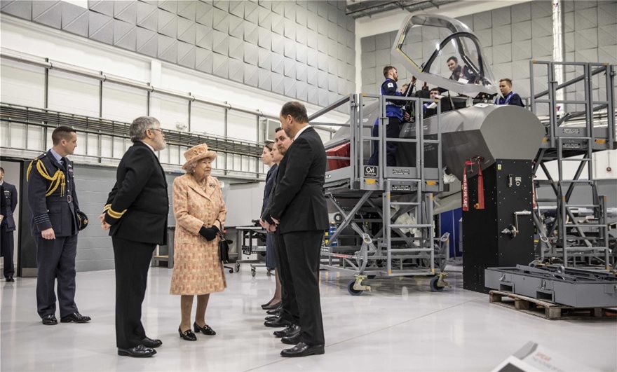 Η βασίλισσα Ελισάβετ επισκέφθηκε αεροπορική βάση και επιθεώρησε τα νέα μαχητικά F-35 - Φωτογραφία 2
