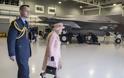 Η βασίλισσα Ελισάβετ επισκέφθηκε αεροπορική βάση και επιθεώρησε τα νέα μαχητικά F-35