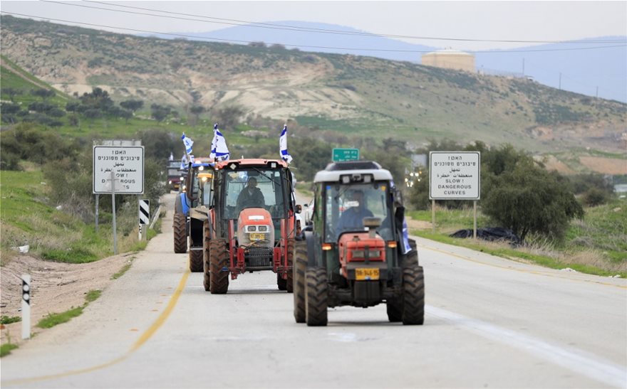 Παλαιστινιακά Εδάφη: Ισραηλινοί πάνω σε τρακτέρ ζητούν την προσάρτηση της κοιλάδας του Ιορδάνη - Φωτογραφία 2