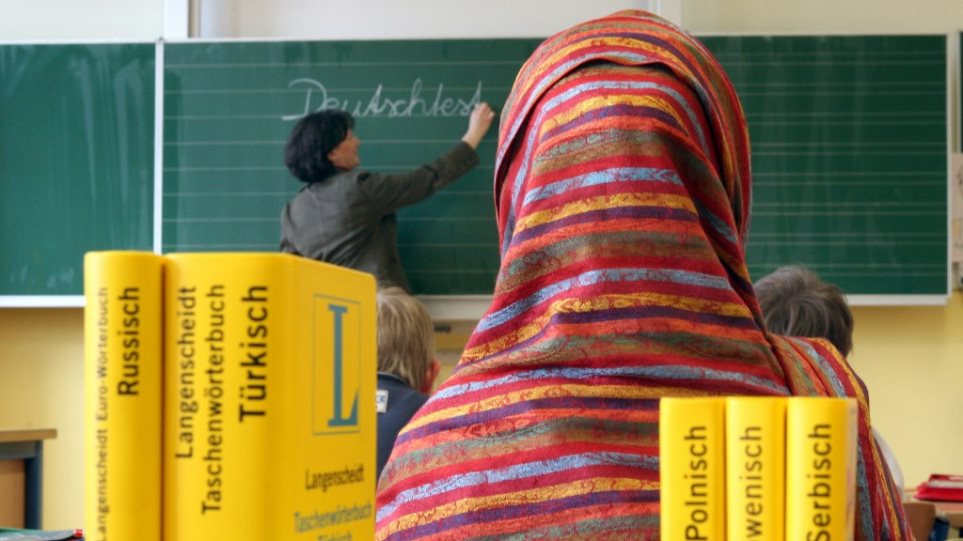 Γερμανία: Επιτράπηκε σε 16χρονη να πάει στο σχολείο με νικάμπ - Αντιπαράθεση για την εμφάνιση μουσουλμάνων μαθητριών - Φωτογραφία 1