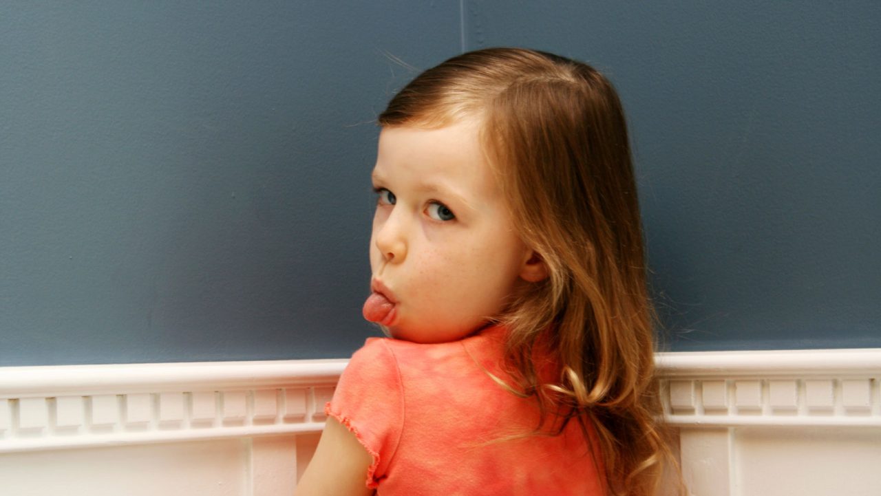 Τσιρίδες, κλωτσιές και οργή: Τέσσερις τρόποι να ηρεμήσουμε το θυμωμένο παιδί - Φωτογραφία 1