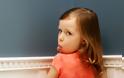 Τσιρίδες, κλωτσιές και οργή: Τέσσερις τρόποι να ηρεμήσουμε το θυμωμένο παιδί