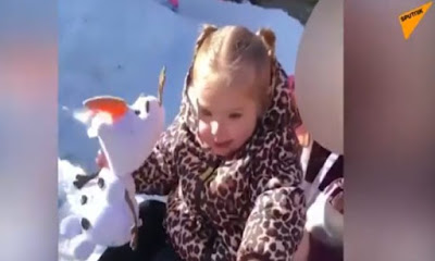 Αστυνομικοί και πυροσβέστες φέρνουν το χιόνι στην Αριζόνα για ένα κοριτσάκι με “μισή¨ καρδιά (video) - Φωτογραφία 1