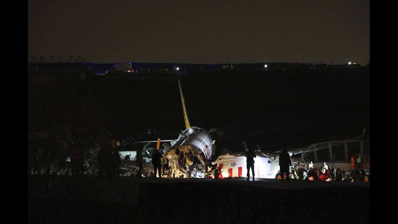 Κωνσταντινούπολη: Αεροπλάνο κόπηκε στα τρία - Δεκάδες τραυματίες (video) - Φωτογραφία 1