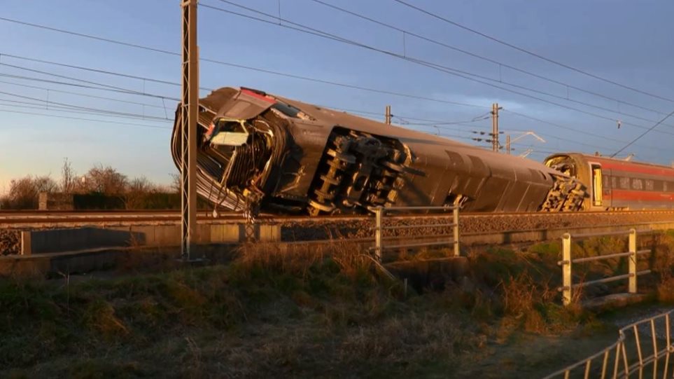 Εκτροχιασμός τρένου κοντά στο Μιλάνο: Τουλάχιστον δύο νεκροί και 30 τραυματίες - Φωτογραφία 1