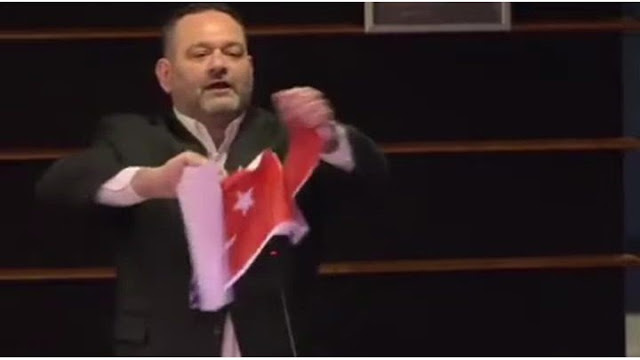 Πώς σχολίασε ο Ερντογάν το σκίσιμο της σημαίας από τον Λαγό... - Φωτογραφία 1