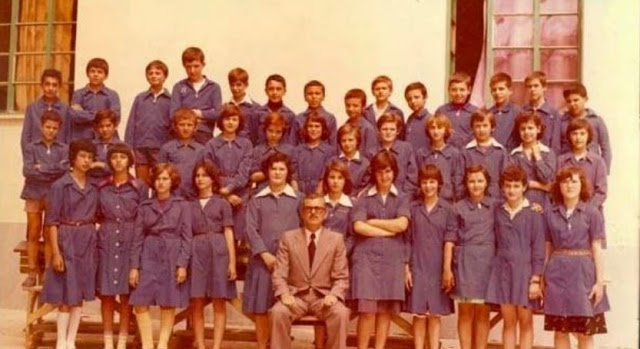 Σαν σήμερα το 1982 το ΠΑΣΟΚ που μόλις προ 3μηνου ανέλαβε την εξουσία καταργεί την σχολική ποδιά - Φωτογραφία 1