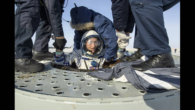 Επέστρεψε στη Γη μετά από 328 ημέρες στο διάστημα η αστροναύτης που έσπασε όλα τα ρεκόρ - Φωτογραφία 1