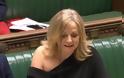 Σκανδάλισε τη βρετανική βουλή η βουλευτής με το μαύρο φόρεμα