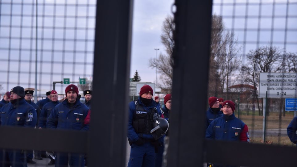 Σερβία: Η αστυνομία απομάκρυνε τους μετανάστες που είχαν αποκλείσει τα σύνορα με την Ουγγαρία - Φωτογραφία 1