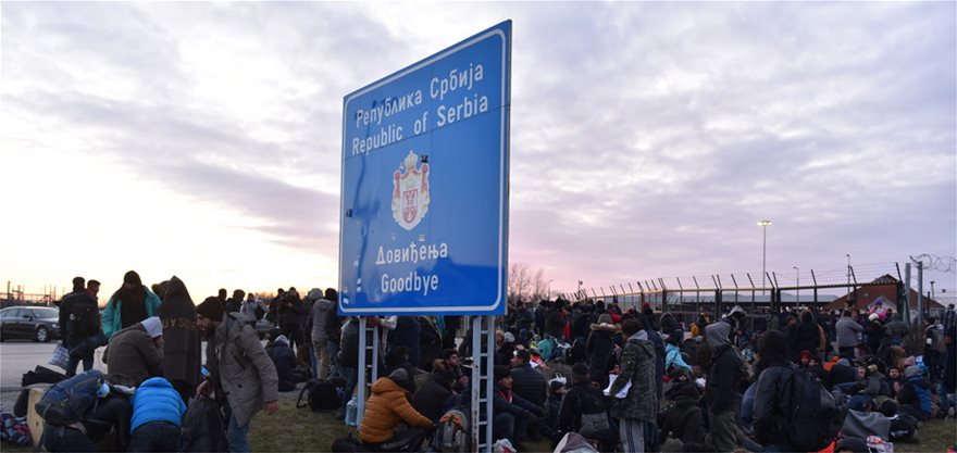 Σερβία: Η αστυνομία απομάκρυνε τους μετανάστες που είχαν αποκλείσει τα σύνορα με την Ουγγαρία - Φωτογραφία 2