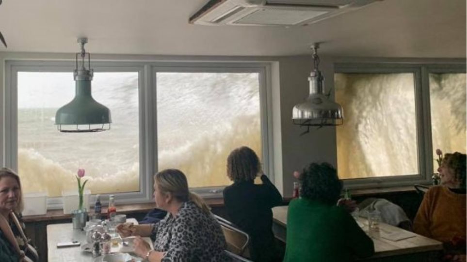 Κύματα «χτυπάνε» εστιατόριοκαι εγκλωβίζουν τους πελάτες - Φωτογραφία 1