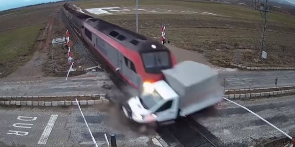Σοκαριστικό βίντεο με τρένο να παρασύρει φορτηγό στην Τουρκία - Φωτογραφία 1