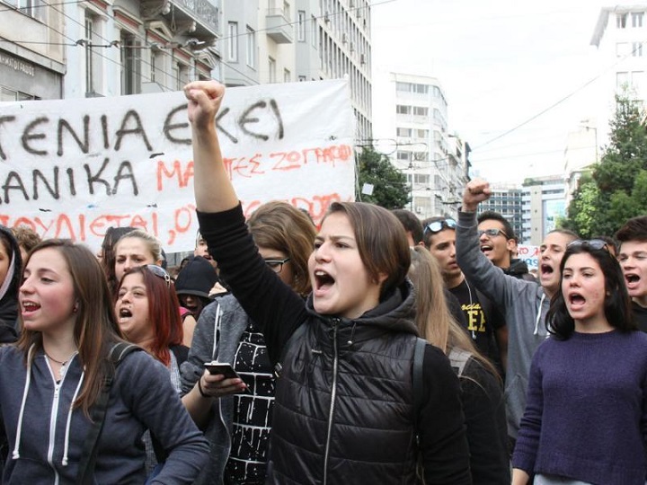 Μαθητικό συλλαλητήριο στα Προπύλαια : Όχι στην εξίσωση των πτυχίων Κολεγίων - ΑΕΙ - Φωτογραφία 1