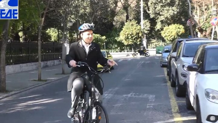 Με ηλεκτρικό ποδήλατο στο Μαξίμου ο πρόεδρος της ΚΕΔΕ (video) - Φωτογραφία 1