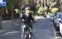 Με ηλεκτρικό ποδήλατο στο Μαξίμου ο πρόεδρος της ΚΕΔΕ (video)