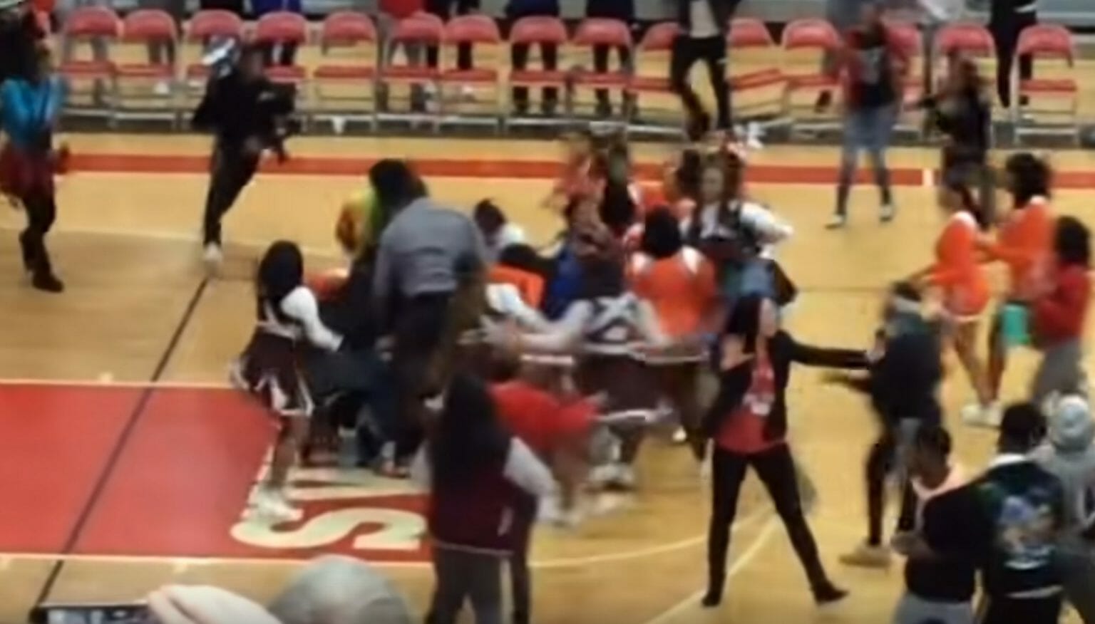 Χαμός: Τσιρλίντερ πιάστηκαν στα χέρια σε αγώνα μπάσκετ (video) - Φωτογραφία 1