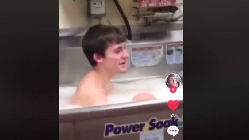 Υπάλληλος fast food έκανε μπάνιο στο νιπτήρα που πλένουν τα πιάτα (video) - Φωτογραφία 1