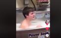 Υπάλληλος fast food έκανε μπάνιο στο νιπτήρα που πλένουν τα πιάτα (video)
