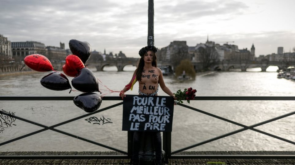 Γυμνόστηθες Femen αλυσοδέθηκαν σε γέφυρα στο Παρίσι - «Σταματήστε τις γυναικοκτονίες!» - Φωτογραφία 1