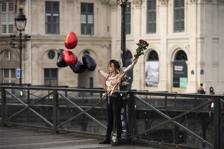 Γυμνόστηθες Femen αλυσοδέθηκαν σε γέφυρα στο Παρίσι - «Σταματήστε τις γυναικοκτονίες!» - Φωτογραφία 2