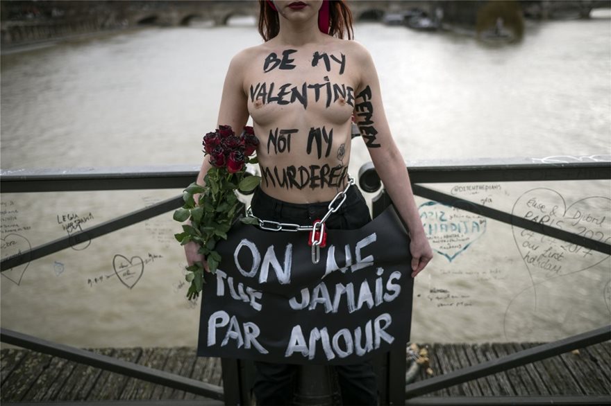 Γυμνόστηθες Femen αλυσοδέθηκαν σε γέφυρα στο Παρίσι - «Σταματήστε τις γυναικοκτονίες!» - Φωτογραφία 3