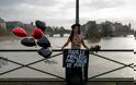 Γυμνόστηθες Femen αλυσοδέθηκαν σε γέφυρα στο Παρίσι - «Σταματήστε τις γυναικοκτονίες!»