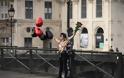 Γυμνόστηθες Femen αλυσοδέθηκαν σε γέφυρα στο Παρίσι - «Σταματήστε τις γυναικοκτονίες!» - Φωτογραφία 2