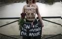 Γυμνόστηθες Femen αλυσοδέθηκαν σε γέφυρα στο Παρίσι - «Σταματήστε τις γυναικοκτονίες!» - Φωτογραφία 3