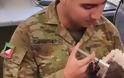 Αυστραλία: Στρατιώτες αγκαλιάζουν και ταΐζουν κοάλα που διασώθηκαν από τις φονικές πυρκαγιές