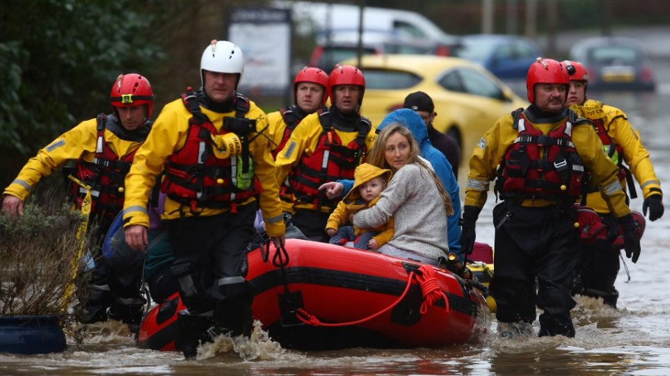 Καταιγίδα «Ντένις»: Η κακοκαιρία σαρώνει τα βόρεια της Βρετανίας - Ακυρώσεις πτήσεων και πλημμυρισμένα σπίτια - Φωτογραφία 1