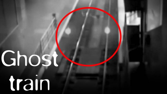 Τρένο φάντασμα εμφανίζεται από παράλληλο κόσμο και προκαλεί πανικό (video) - Φωτογραφία 1